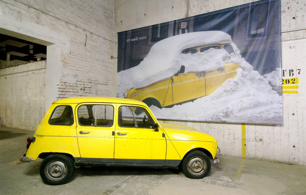Birgit Jürgenssen, ich weiß nicht, 2001, Farbfotografie auf Leinen, im Vordergrund: Renault 4, © Wolfgang Woessner/MAK