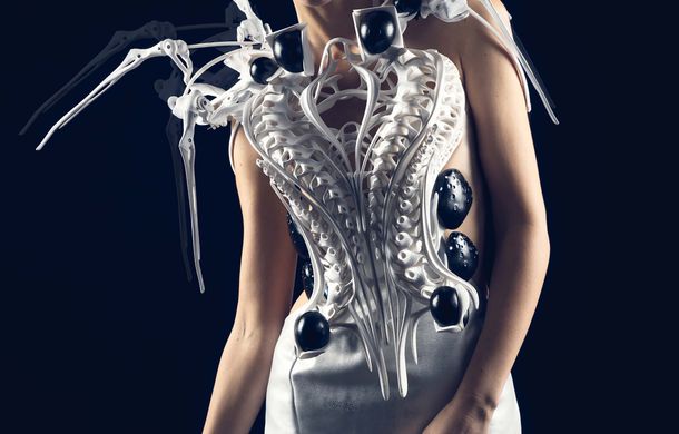 Anouk Wipprecht, Spider Dress 2.0, 2015, Roboterkleid, 3-D-Druck mit Intel Edison Microcontrollern, © Anouk Wipprecht/Foto: Jason Perry